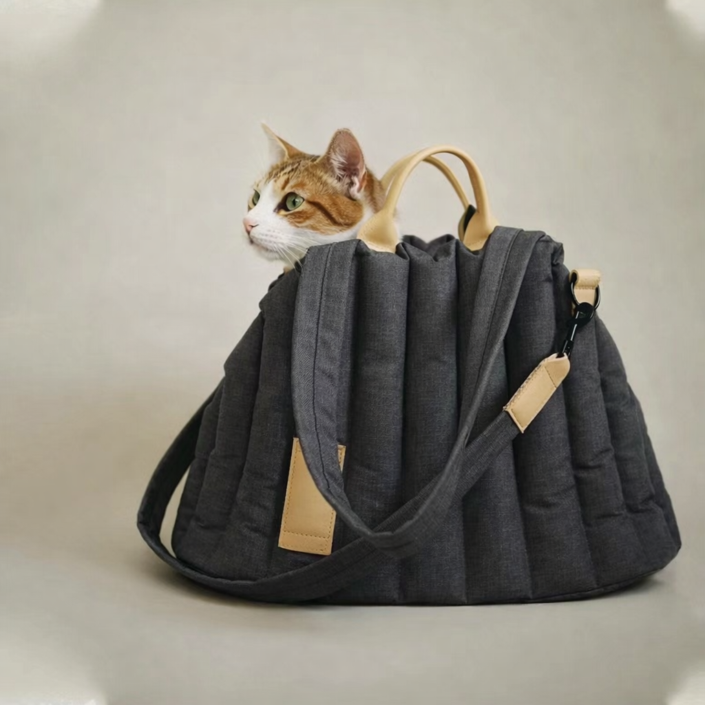 Travel bag for cats and small dogs