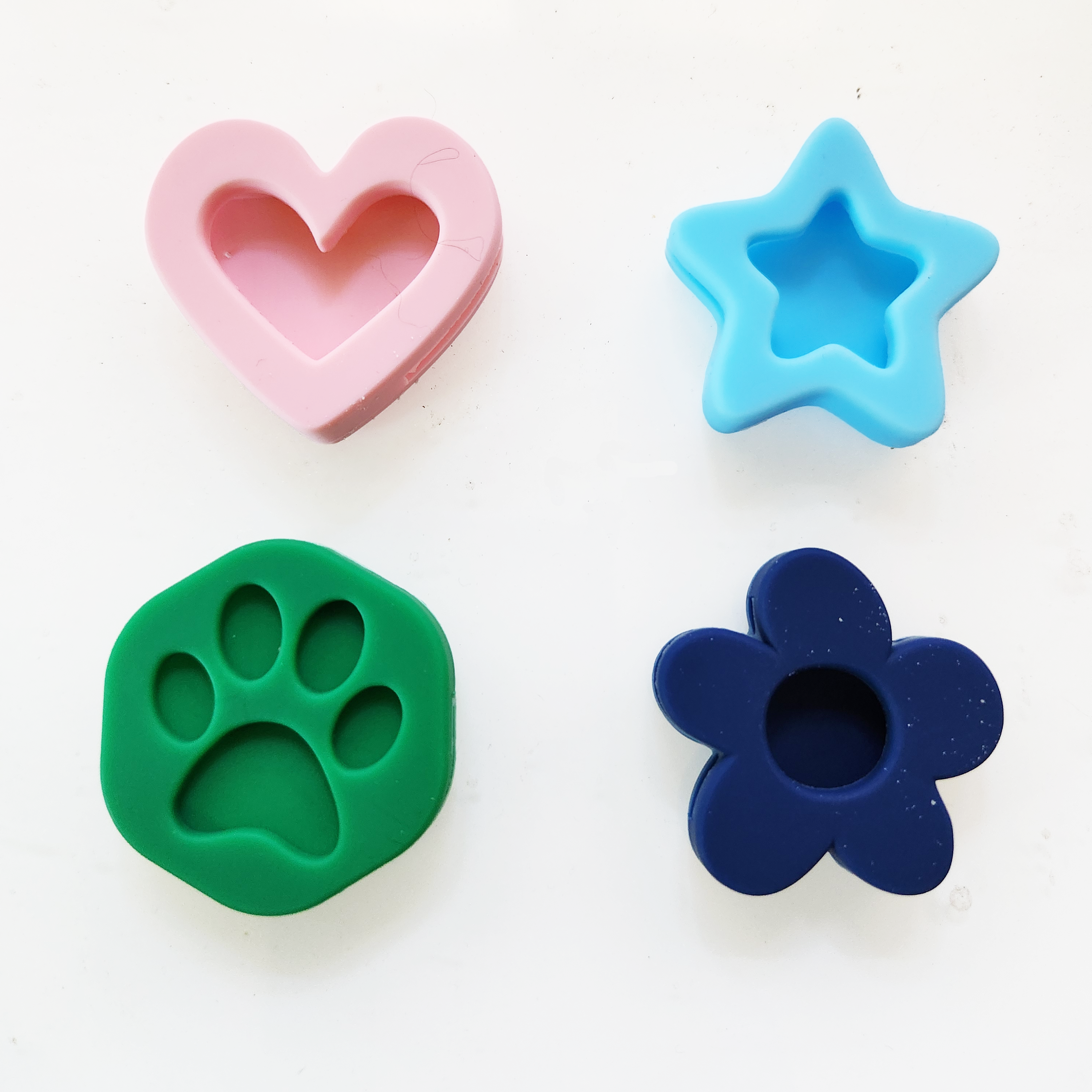showing silicone letters to add to a collar