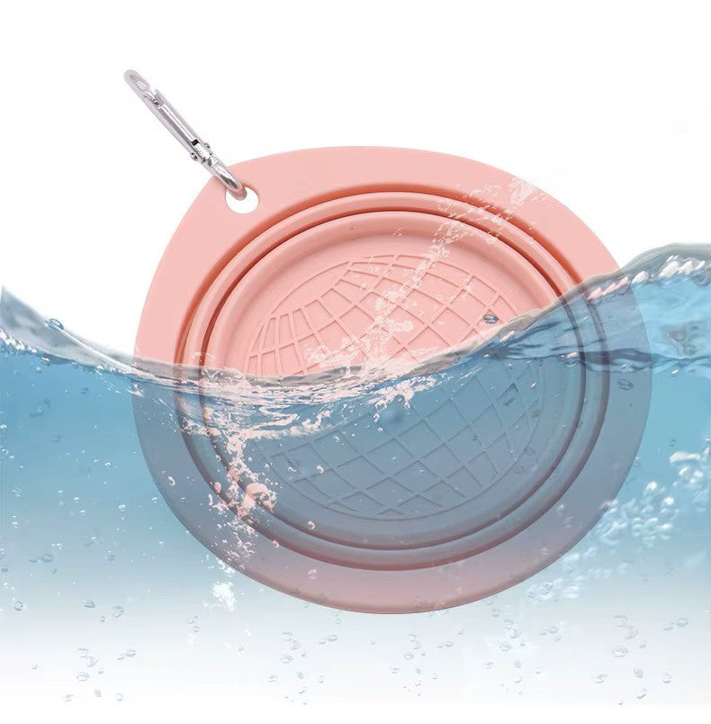 Pink silicone lid with a keychain on a water background